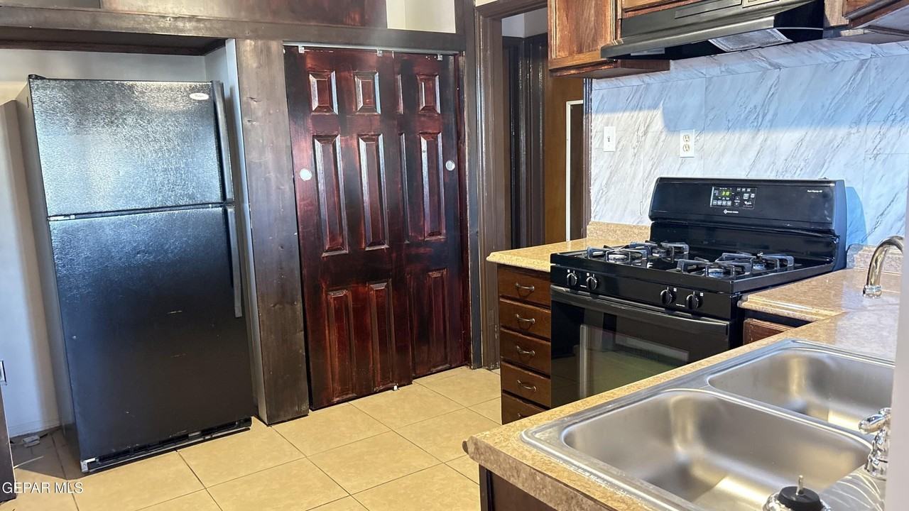 995 Gloria St - Photo 5 of 26