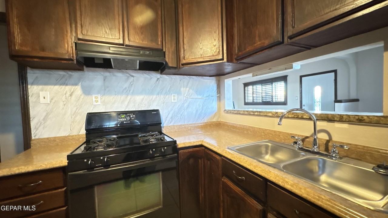 995 Gloria St - Photo 6 of 26