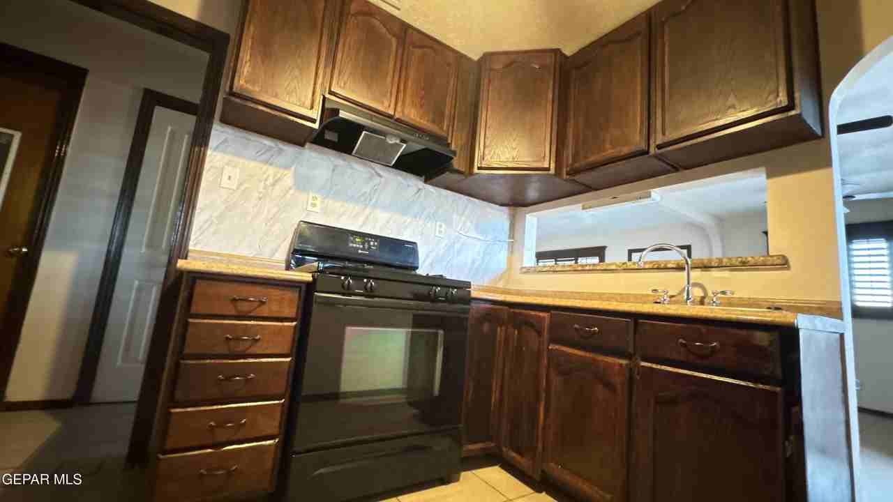 995 Gloria St - Photo 7 of 26