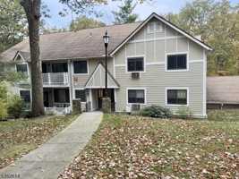 featured image of 17 Foxwood Dr #E