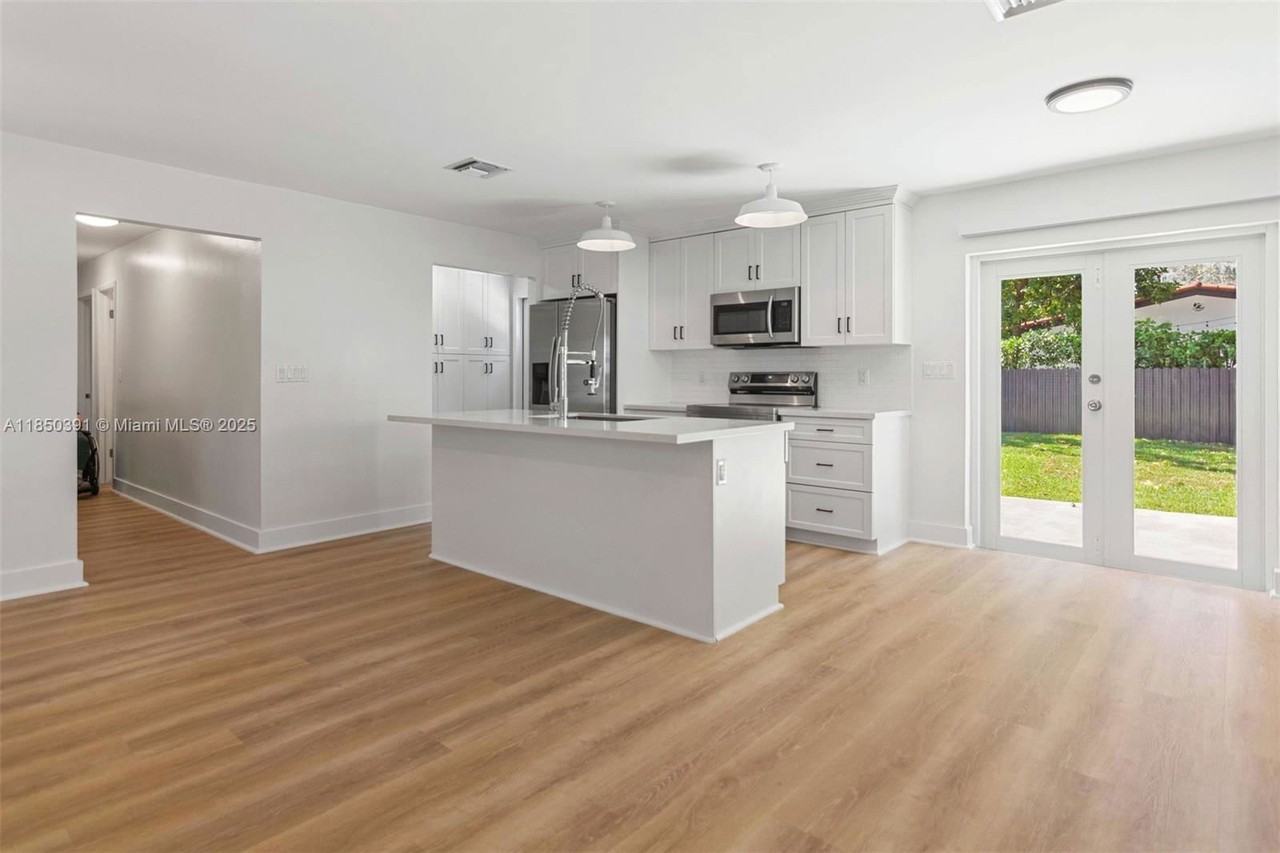 215 Grant Dr - Photo 2 of 8