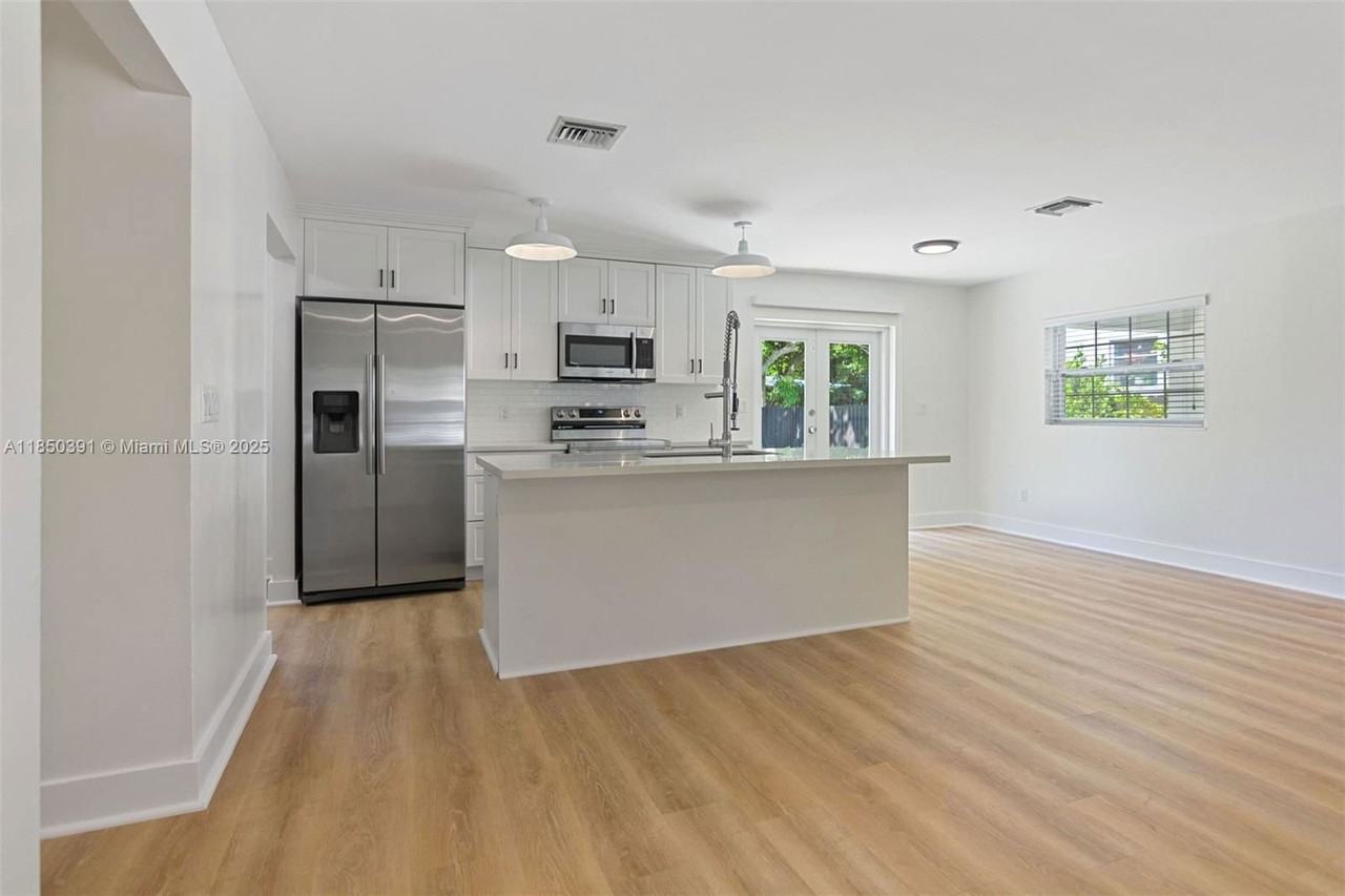 215 Grant Dr - Photo 3 of 8