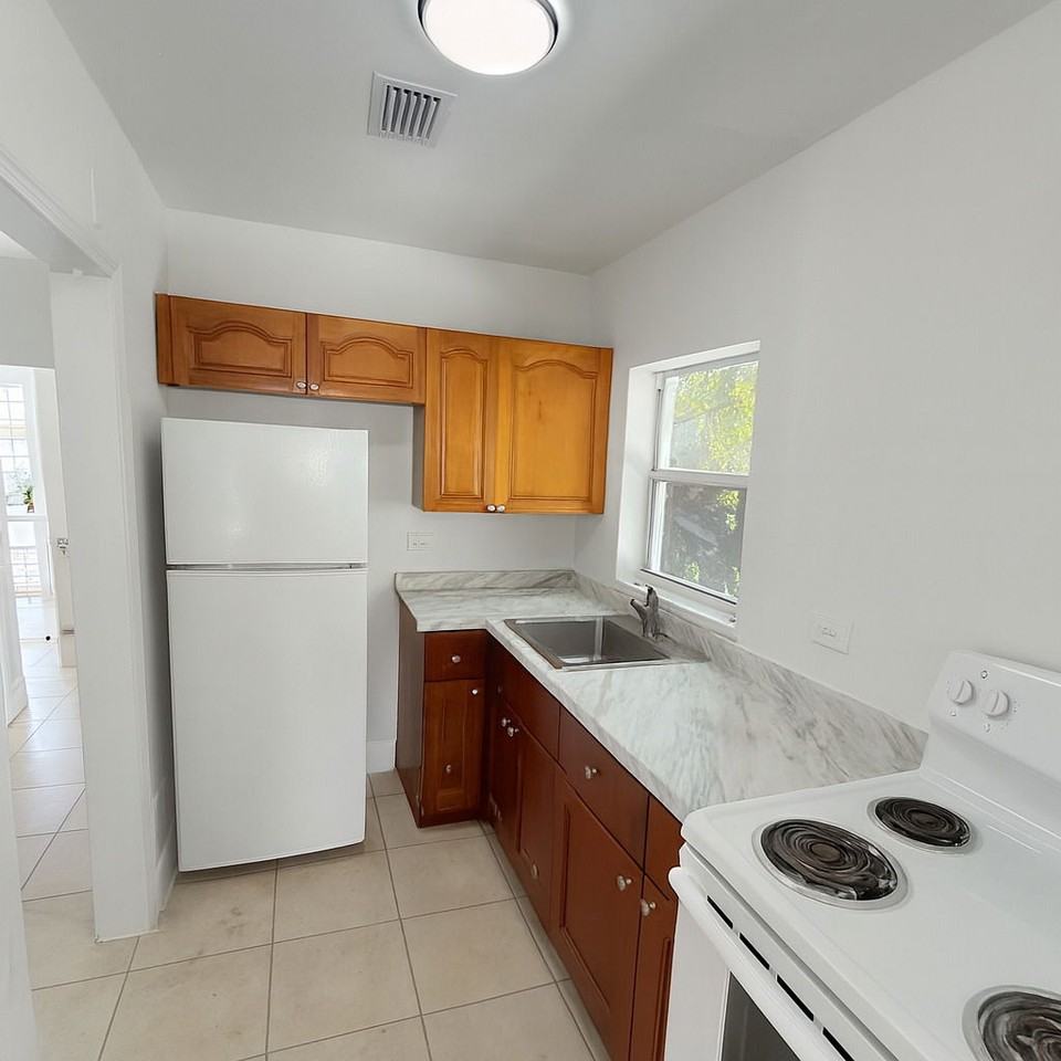 445 Nw 44th St - Photo 6 of 8