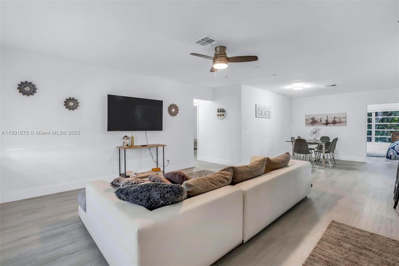 230 Northeast 2nd Place - Photo 2 of 43