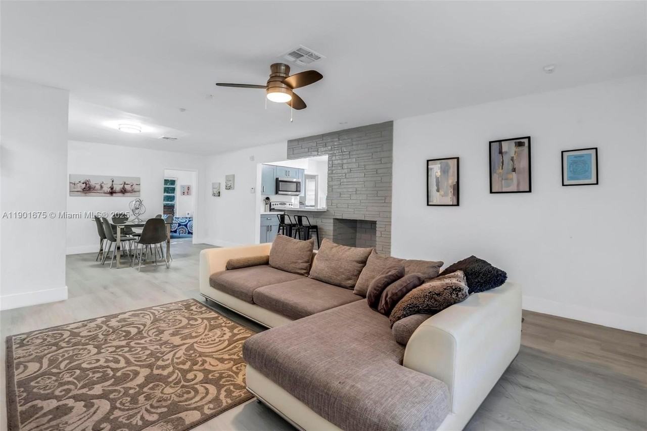 230 Northeast 2nd Place - Photo 3 of 43