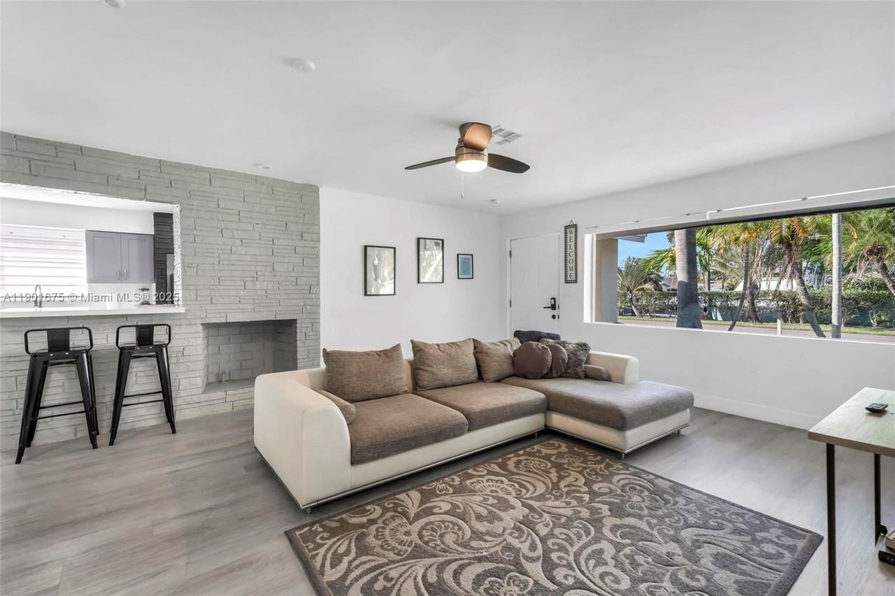 230 Northeast 2nd Place - Photo 4 of 43