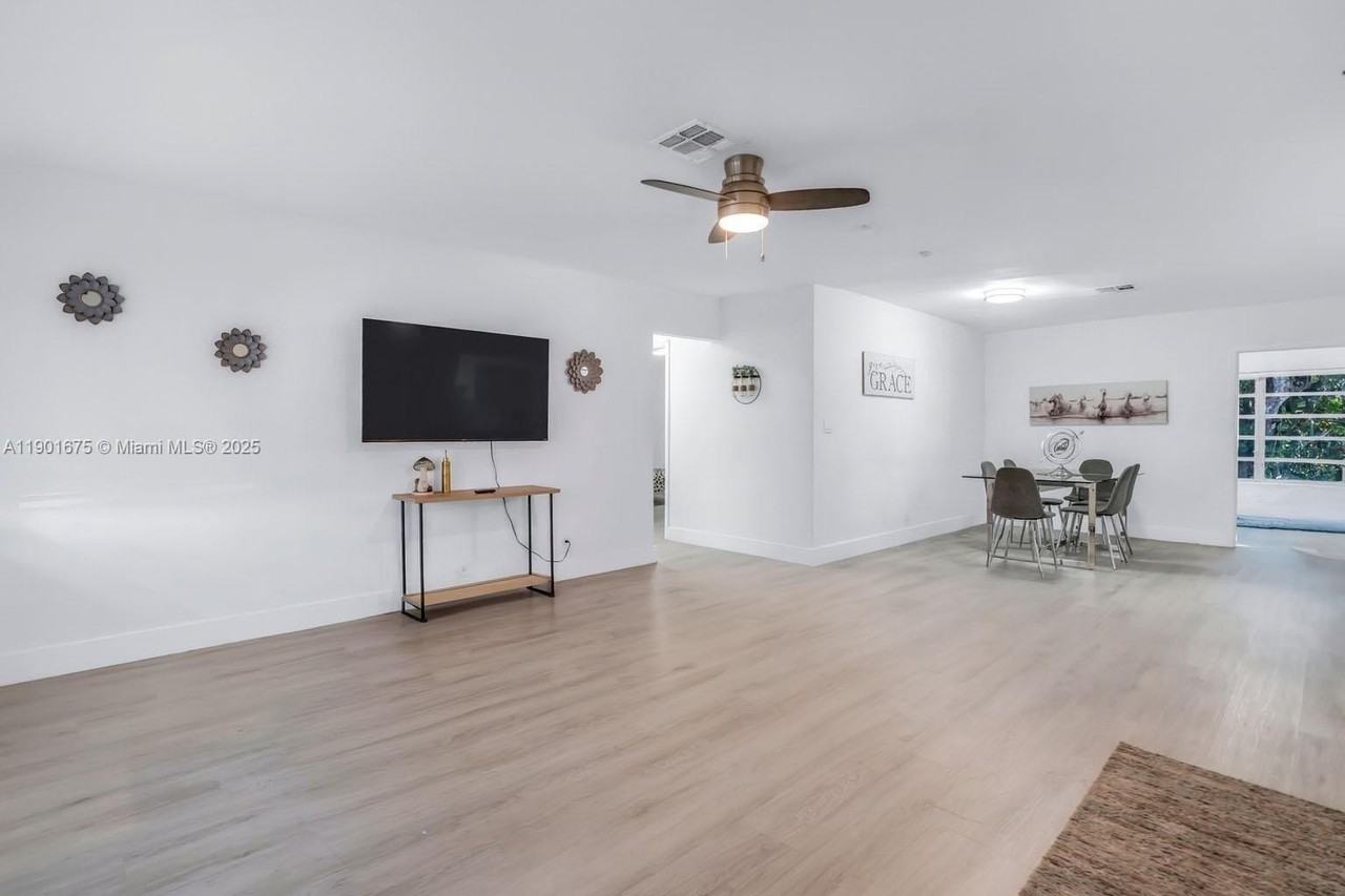 230 Northeast 2nd Place - Photo 5 of 43