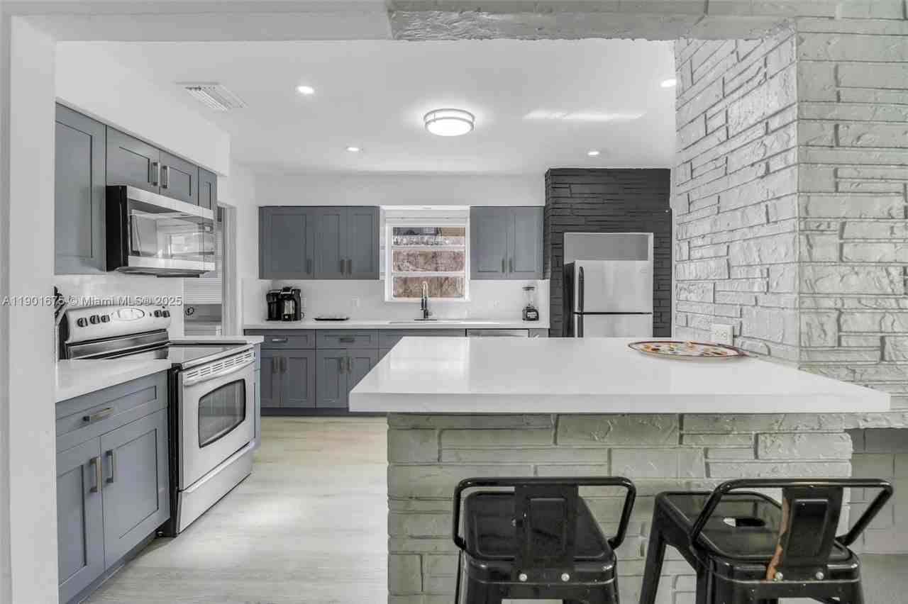 230 Northeast 2nd Place - Photo 7 of 43