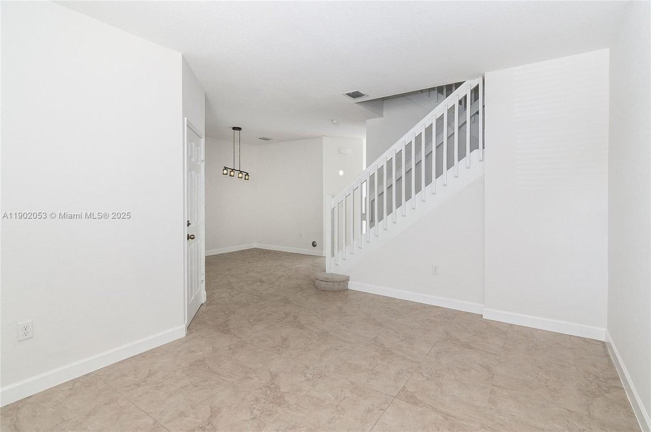 1027 Ne 207th St #1027 - Photo 4 of 21