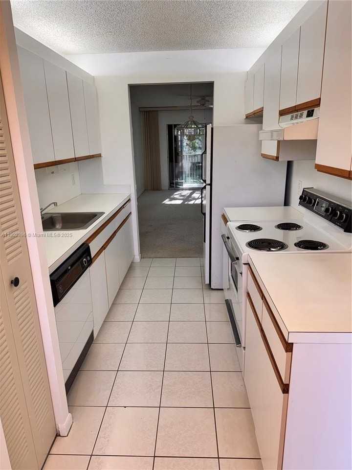 1251 Sw 125th Ave #208T - Photo 4 of 37