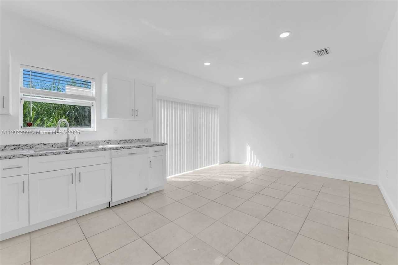 1530 Se 31st Ct #0 - Photo 6 of 28