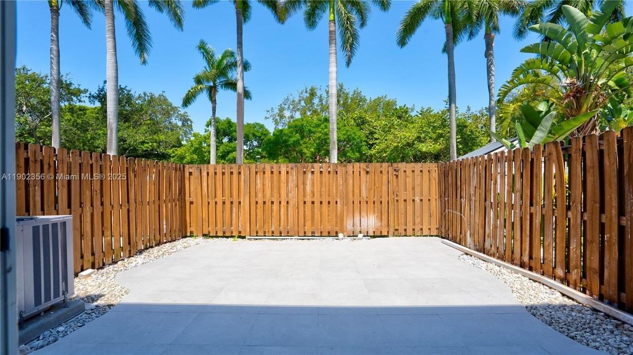 933 Ne 24th Ave #169 - Photo 4 of 50