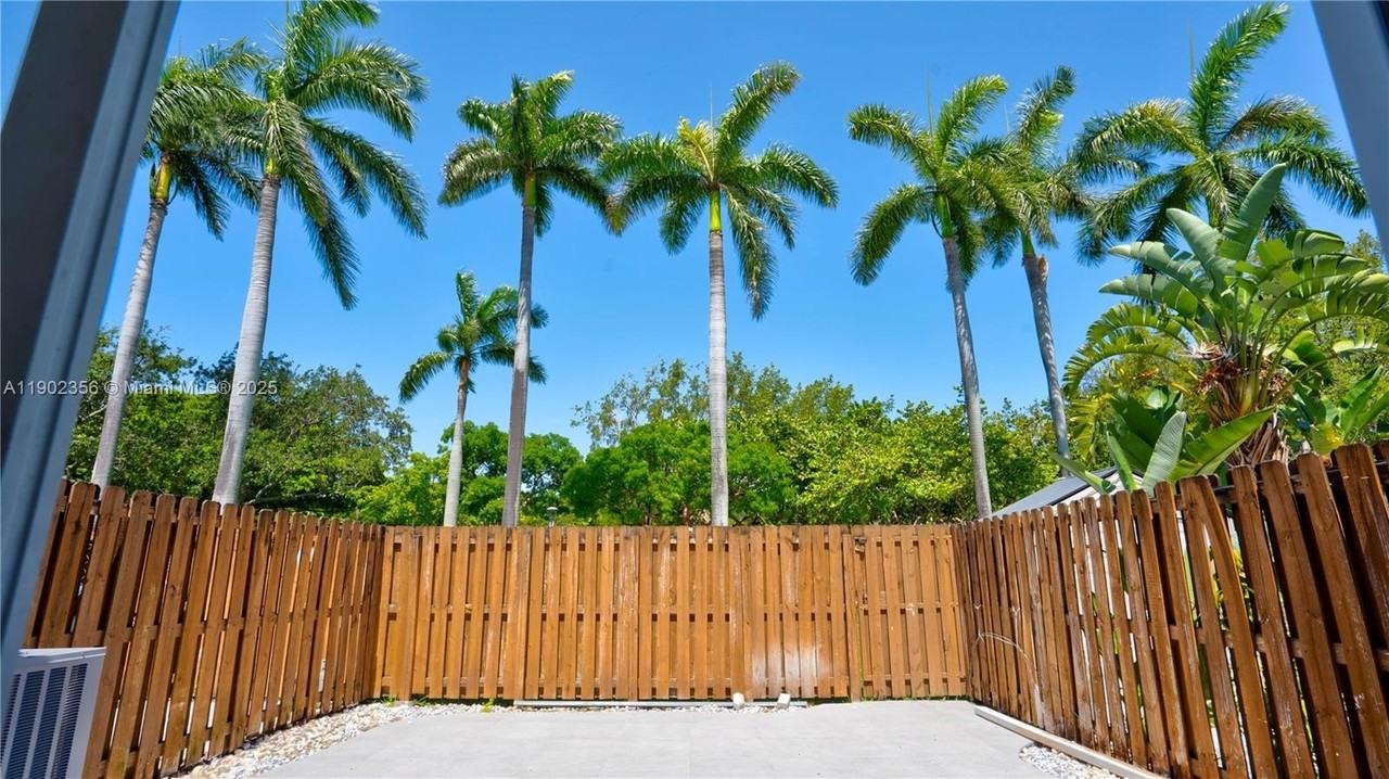 933 Ne 24th Ave #169 - Photo 5 of 50