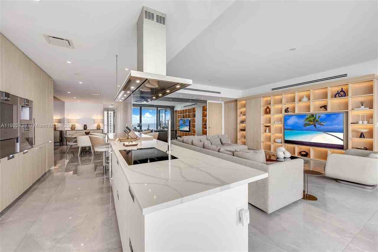 15701 Collins Ave #1402 - Photo 5 of 18