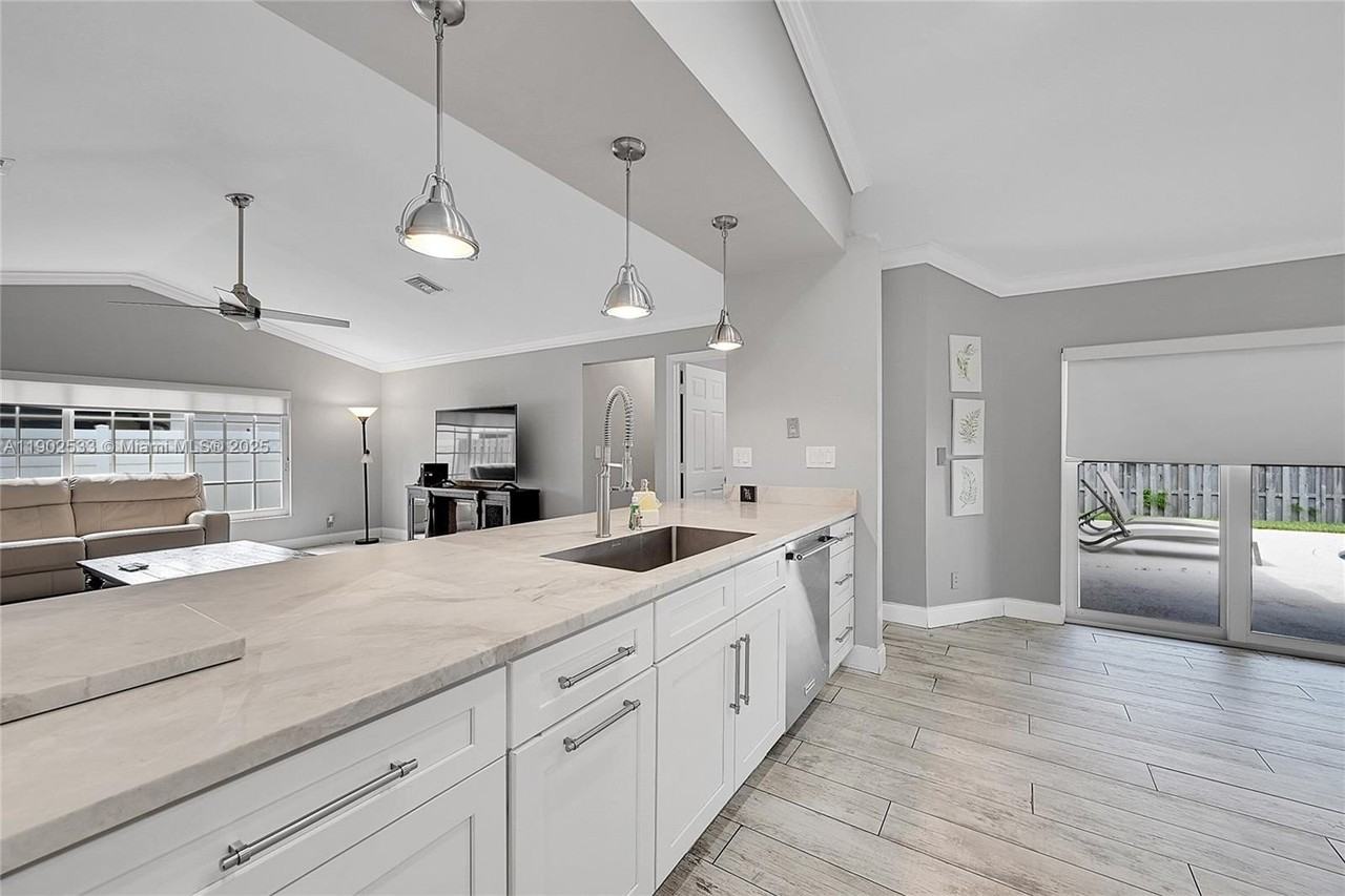 9841 Sw 1st St #9841 - Photo 4 of 37