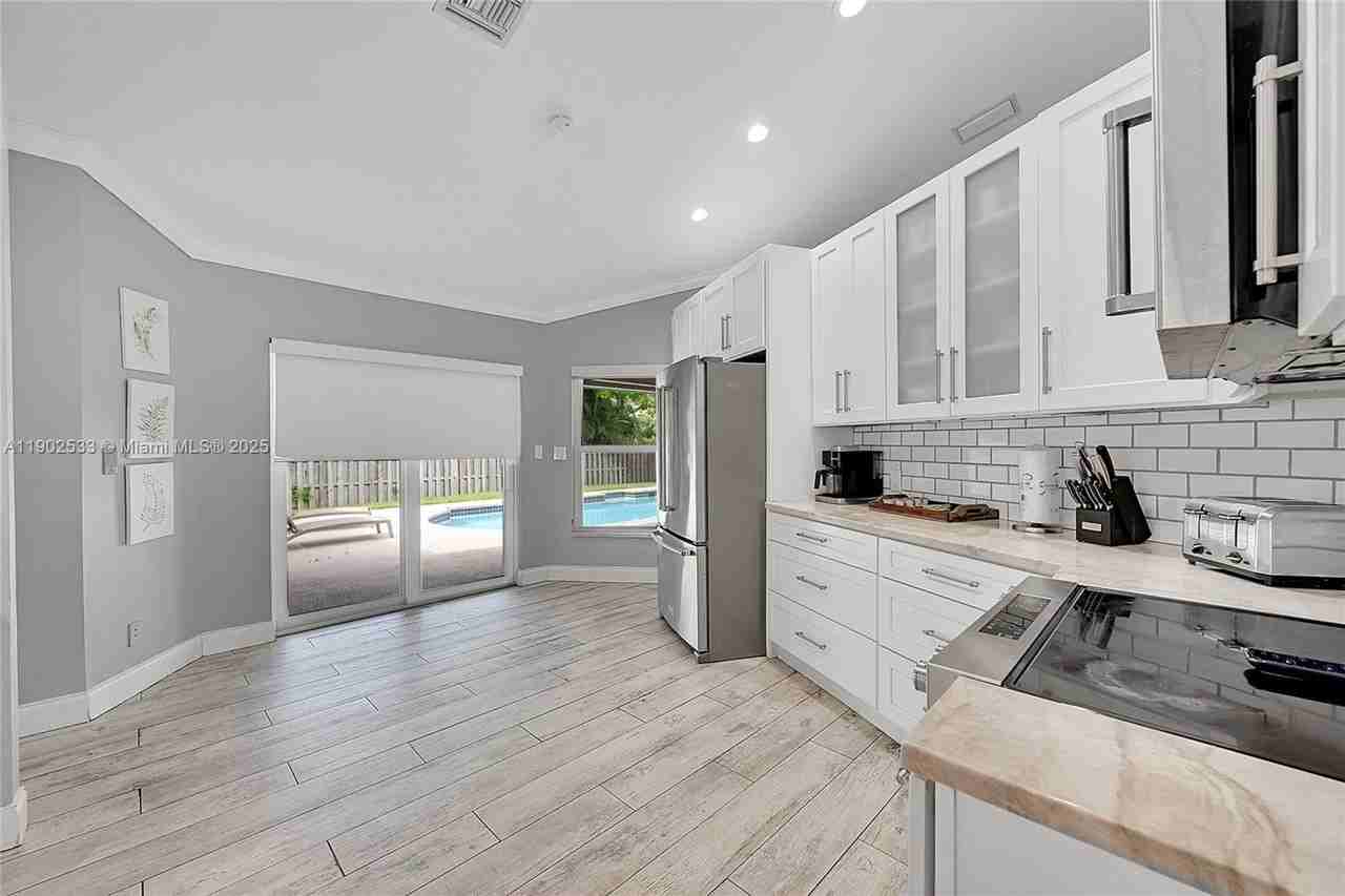 9841 Sw 1st St #9841 - Photo 5 of 37