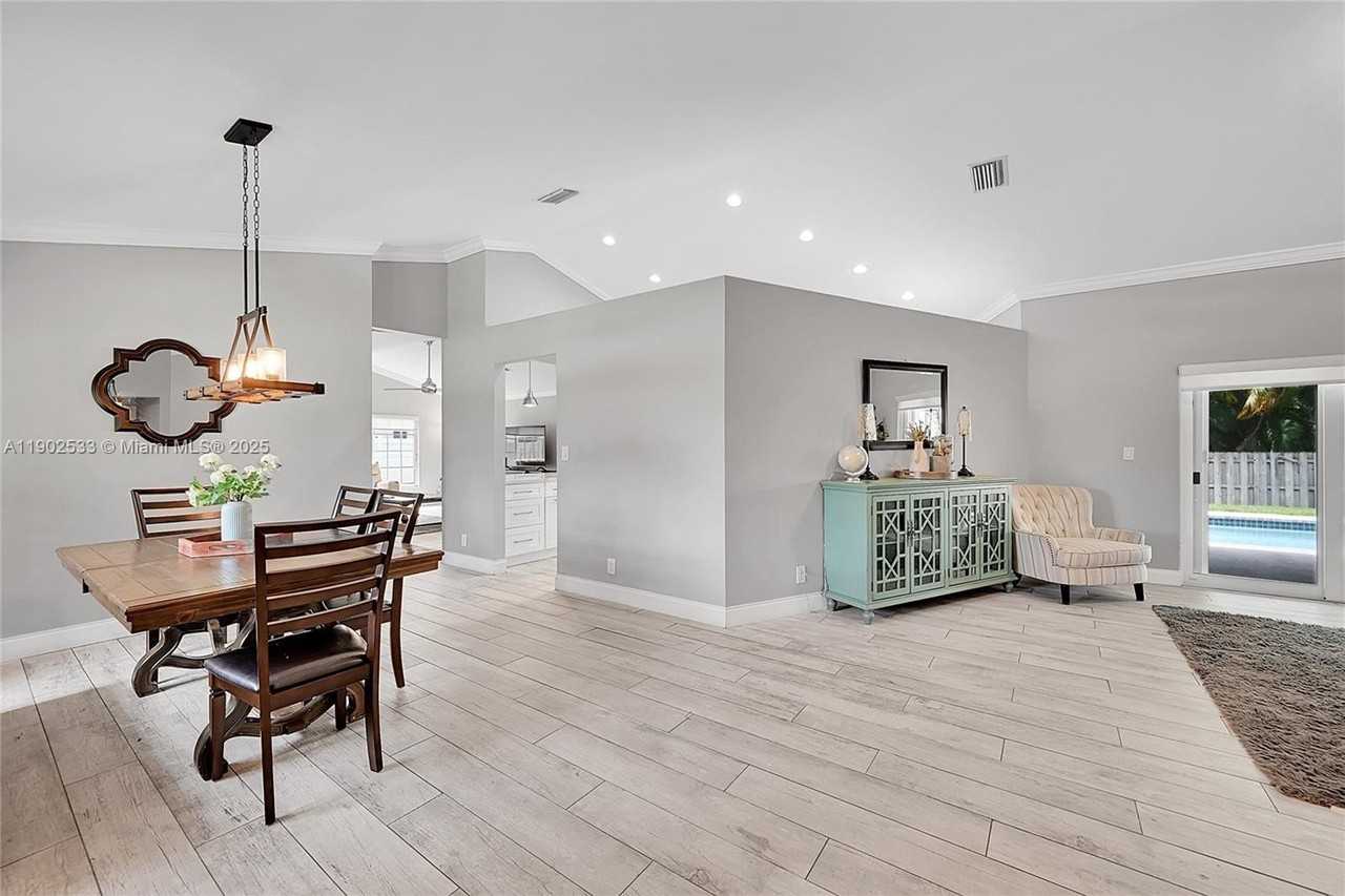 9841 Sw 1st St #9841 - Photo 6 of 37