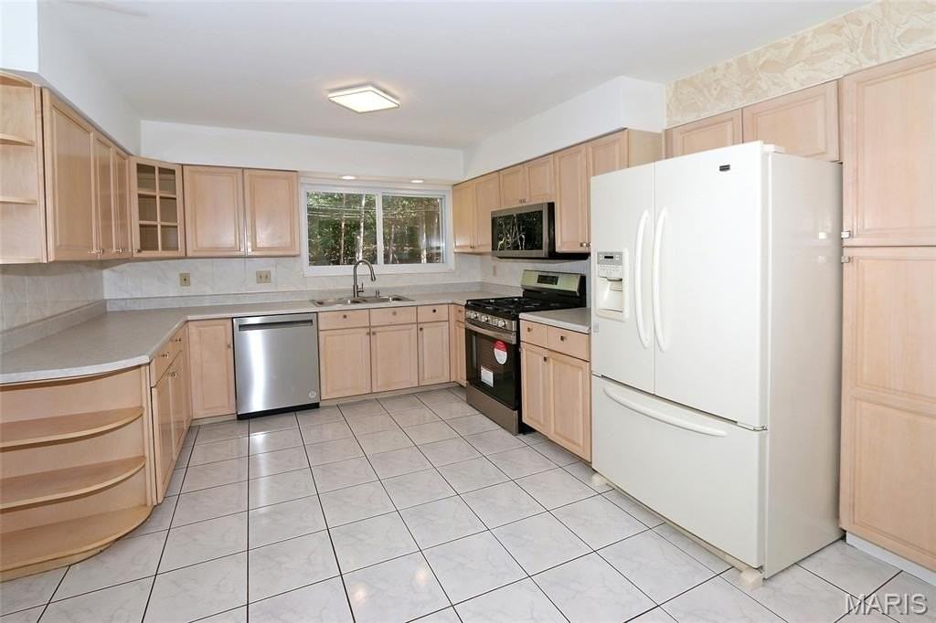 12901 Fernway Ln - Photo 7 of 35