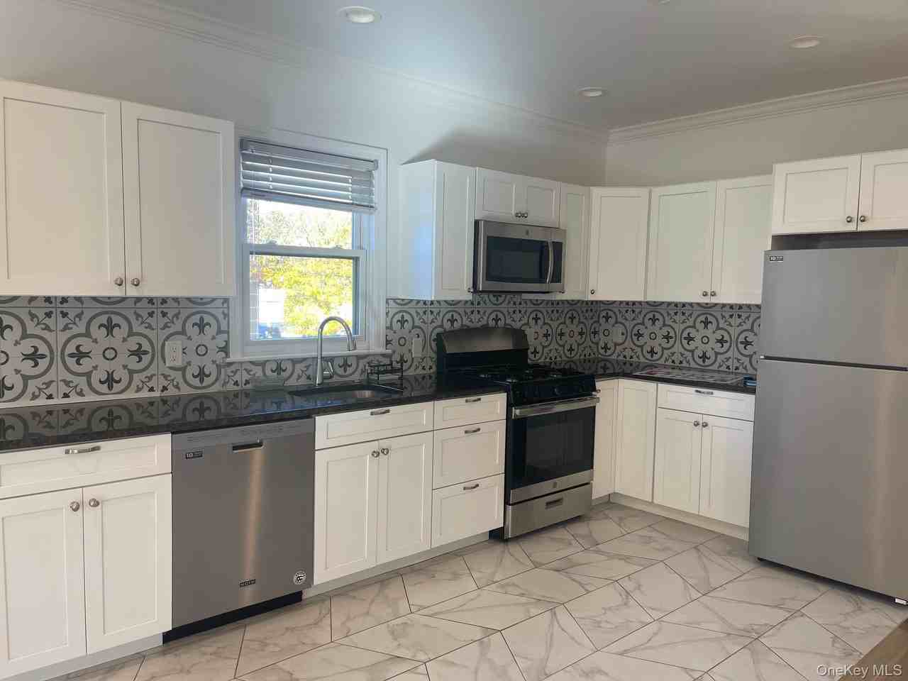 1049 Main St #2 - Photo 3 of 9