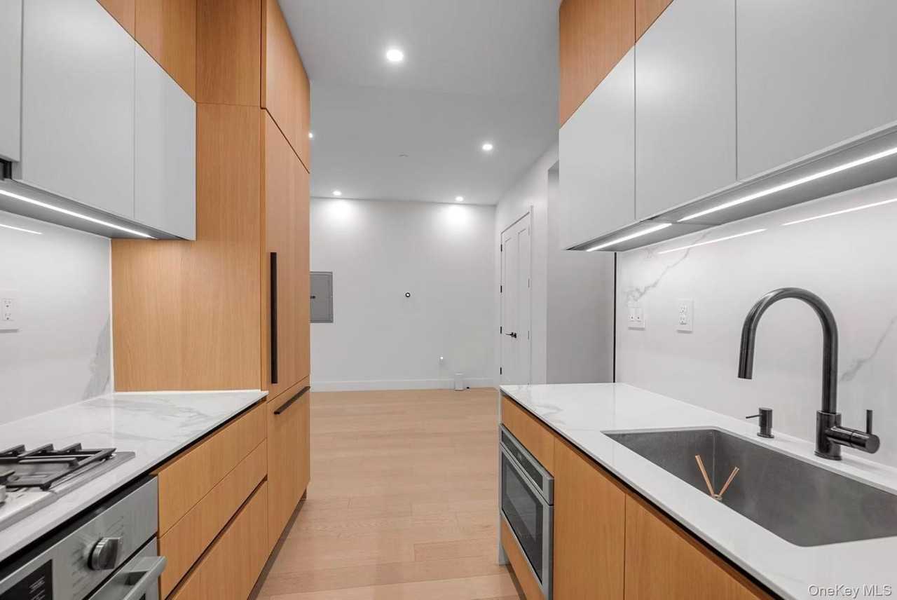 5 Court Sq #6A - Photo 4 of 13