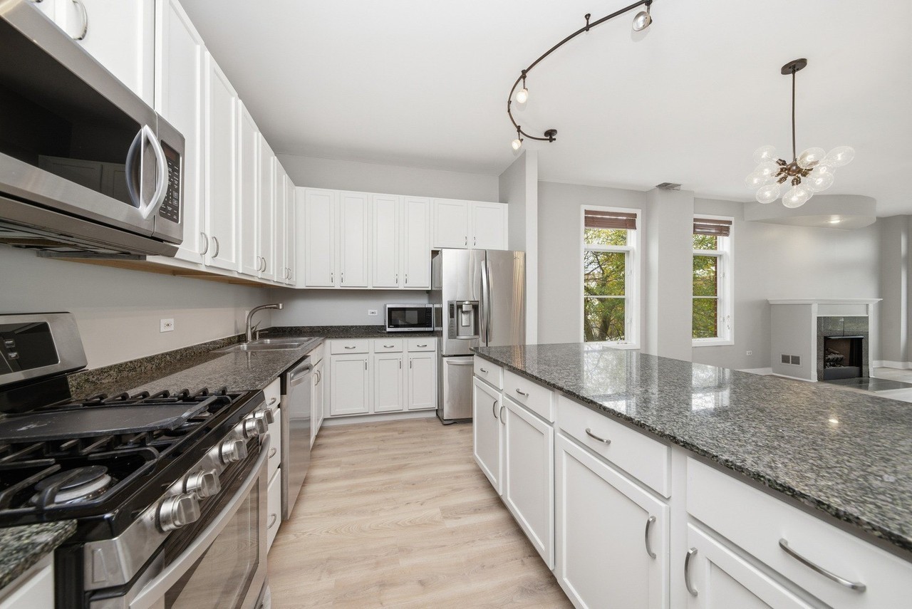 333 N Jefferson St #201 - Photo 5 of 18