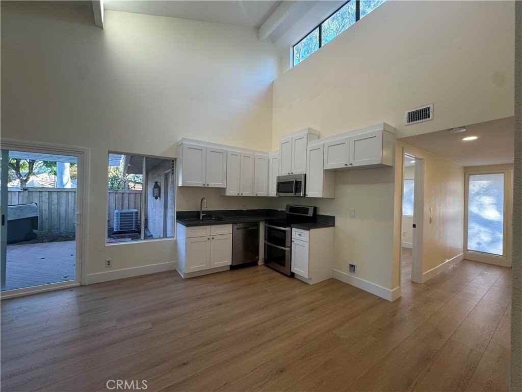 17301 Peach - Photo 2 of 15