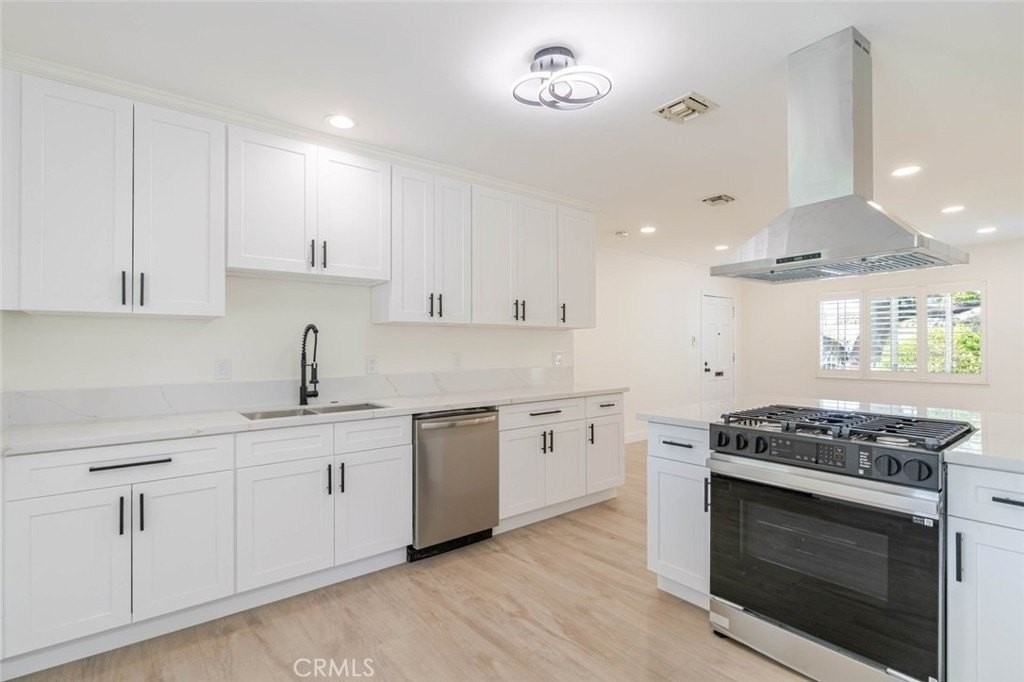 8108 Lemona Avenue - Photo 7 of 26