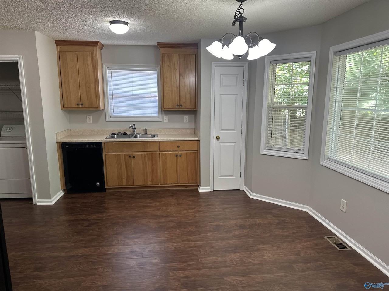 196 Hollington Drive Northeast - Photo 4 of 13