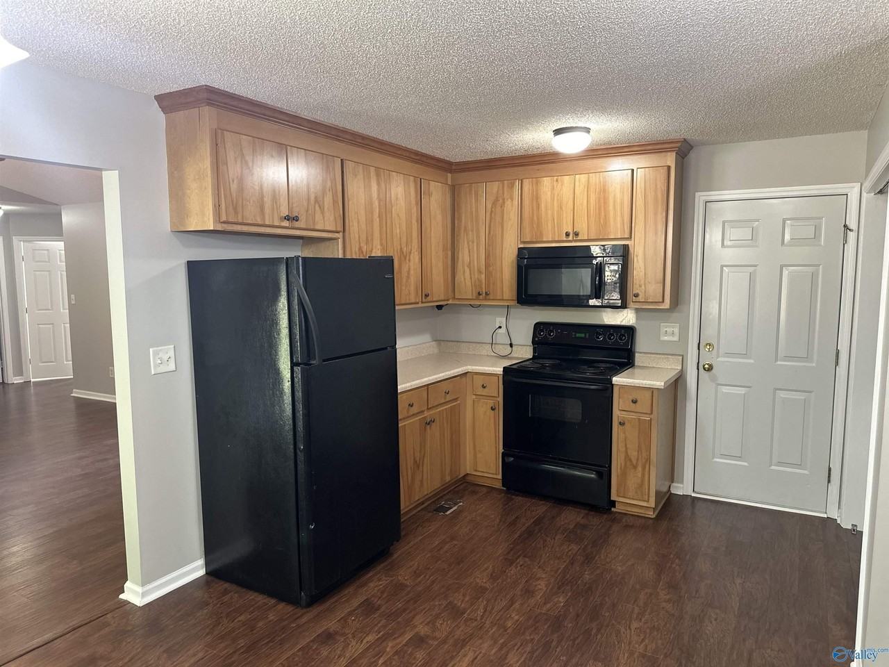 196 Hollington Drive Northeast - Photo 5 of 13