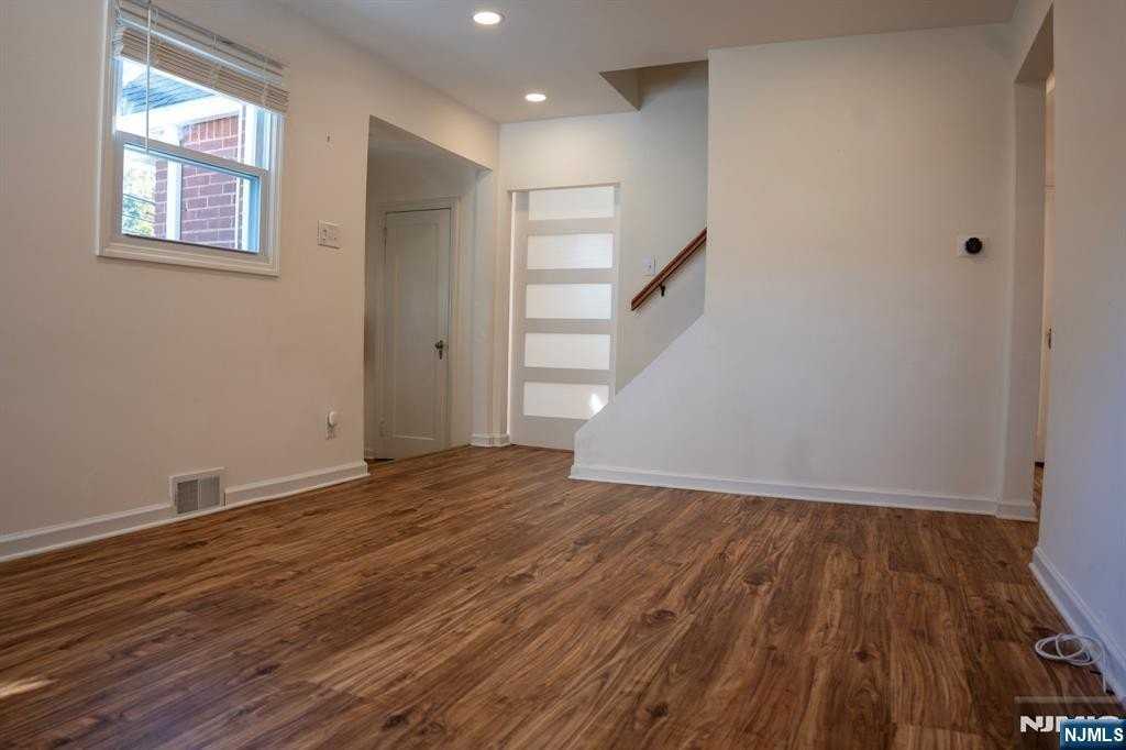 58 Elm St - Photo 3 of 28