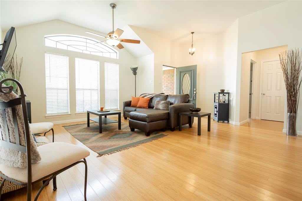 1040 Monarch Dr - Photo 3 of 19