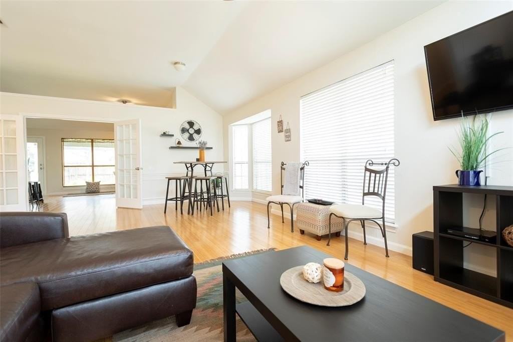 1040 Monarch Dr - Photo 5 of 19