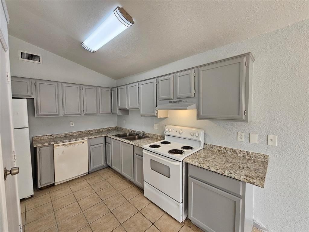 2227 Nantucket Village Dr - Photo 3 of 18