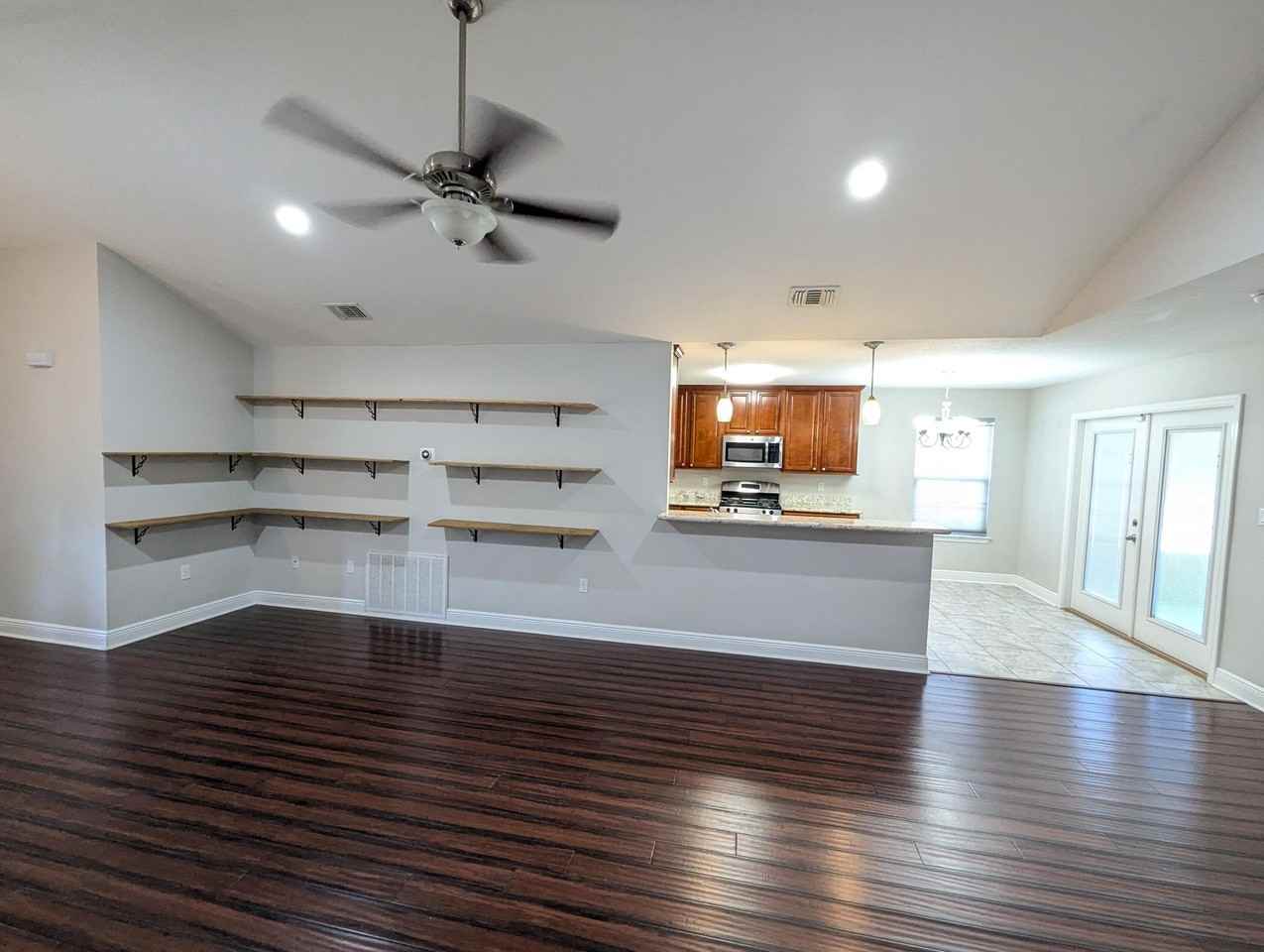 8129 Segura St - Photo 4 of 34