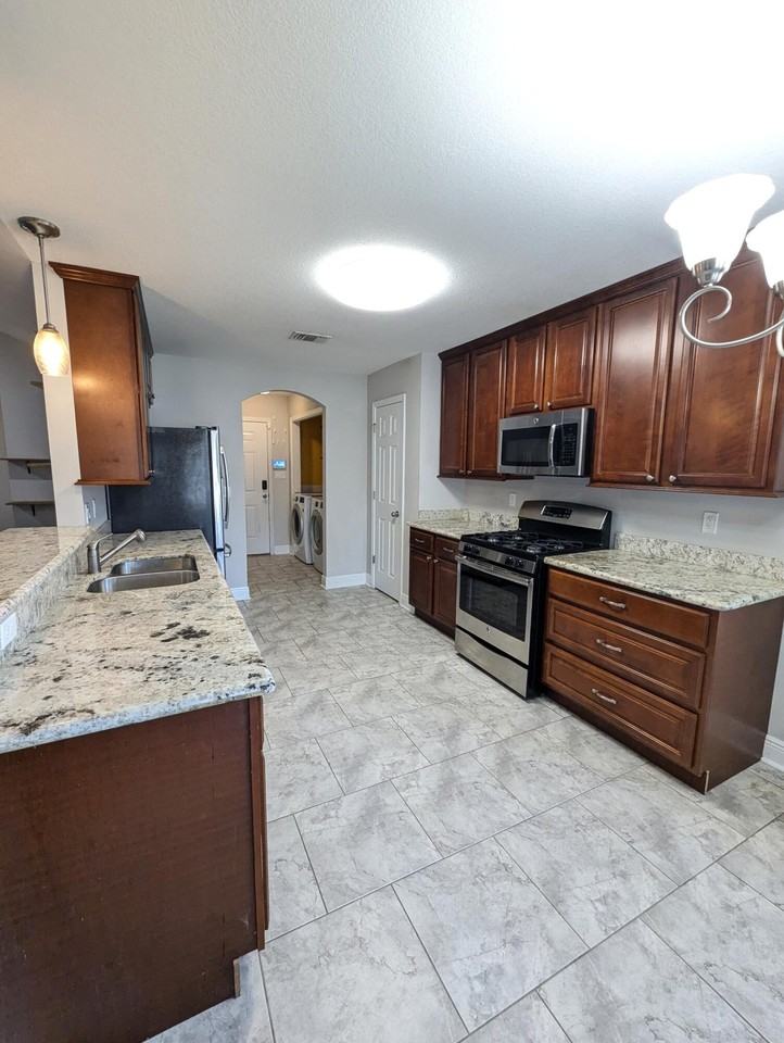 8129 Segura St - Photo 7 of 34