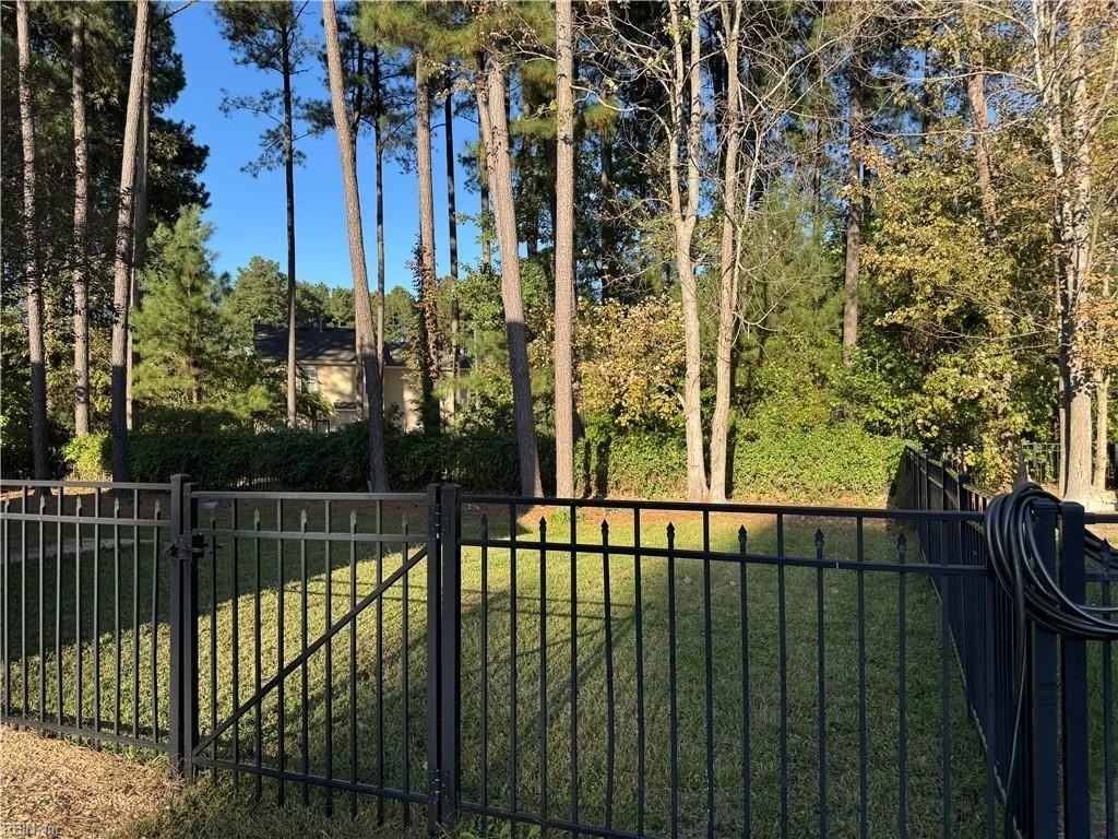 409 Southampton Ct - Photo 3 of 25