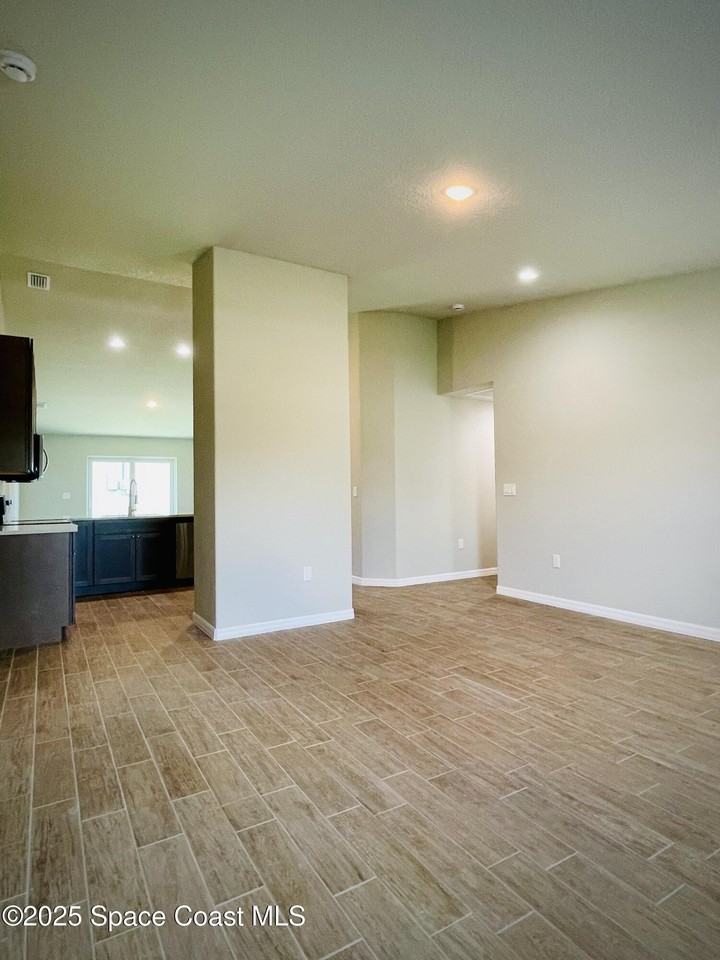 334 Frederick St Sw - Photo 6 of 39