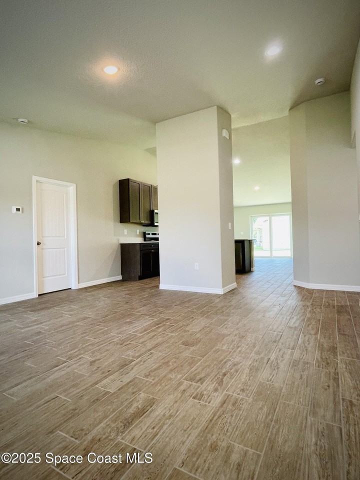 334 Frederick St Sw - Photo 7 of 39