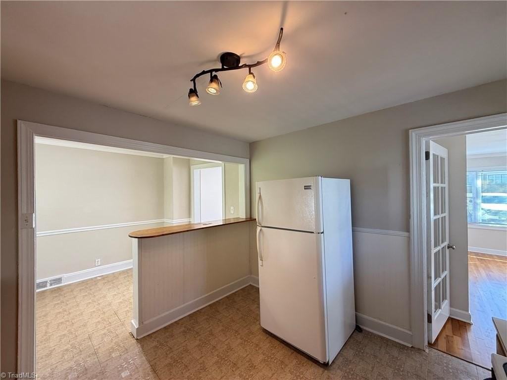 1320 Miller Street - Photo 4 of 17