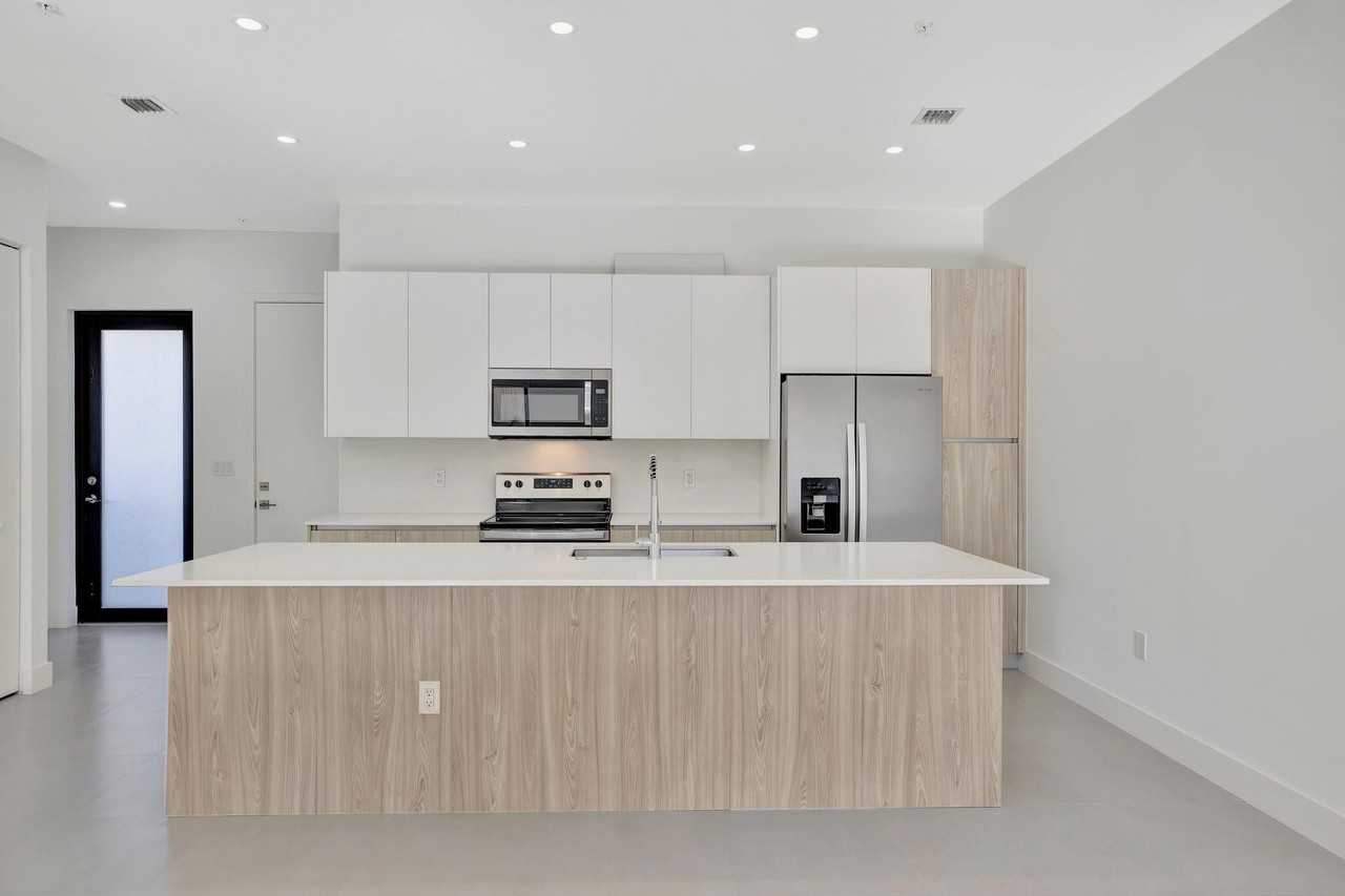 4208 Northeast 7th Terrace - Photo 3 of 22