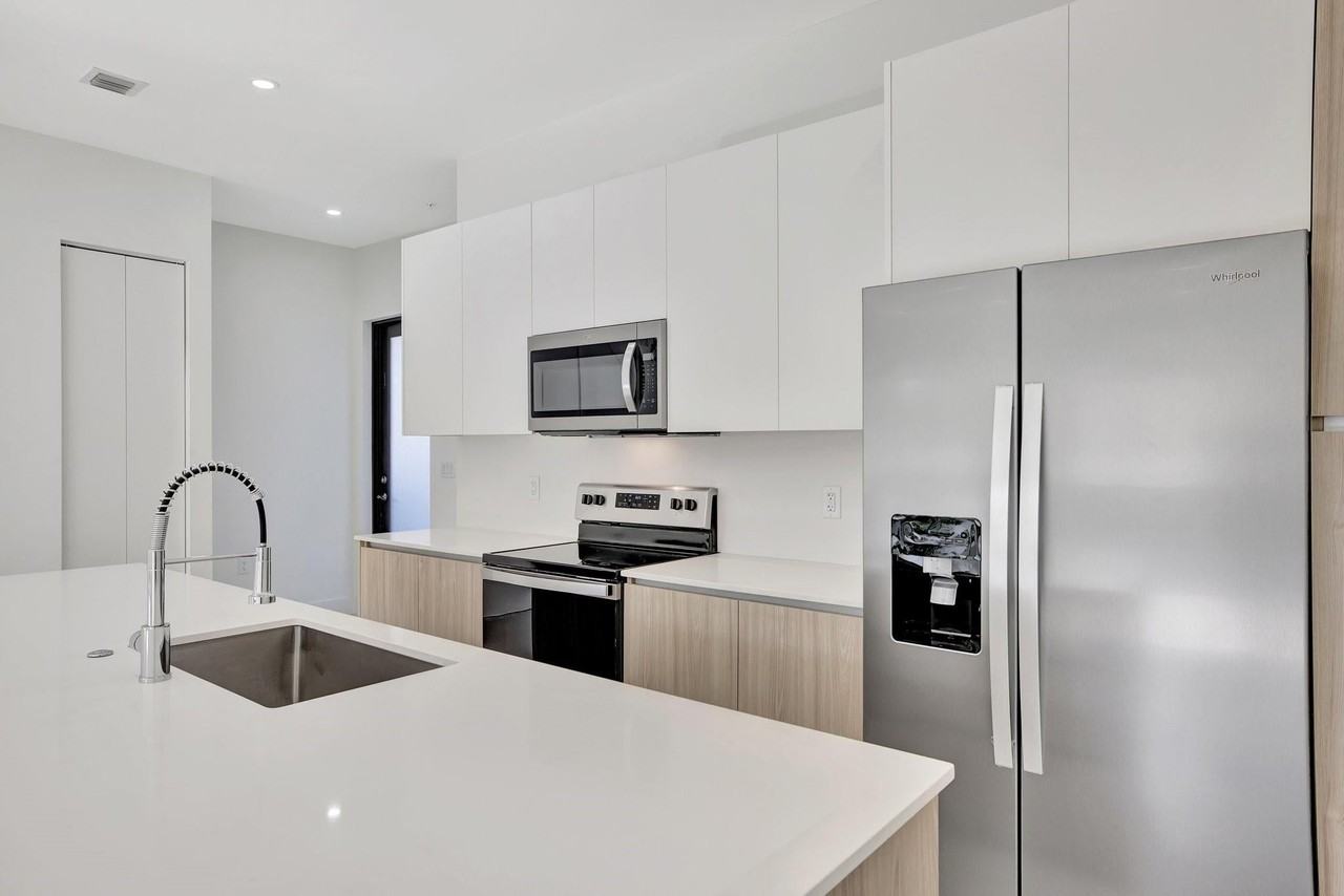 4208 Northeast 7th Terrace - Photo 4 of 22