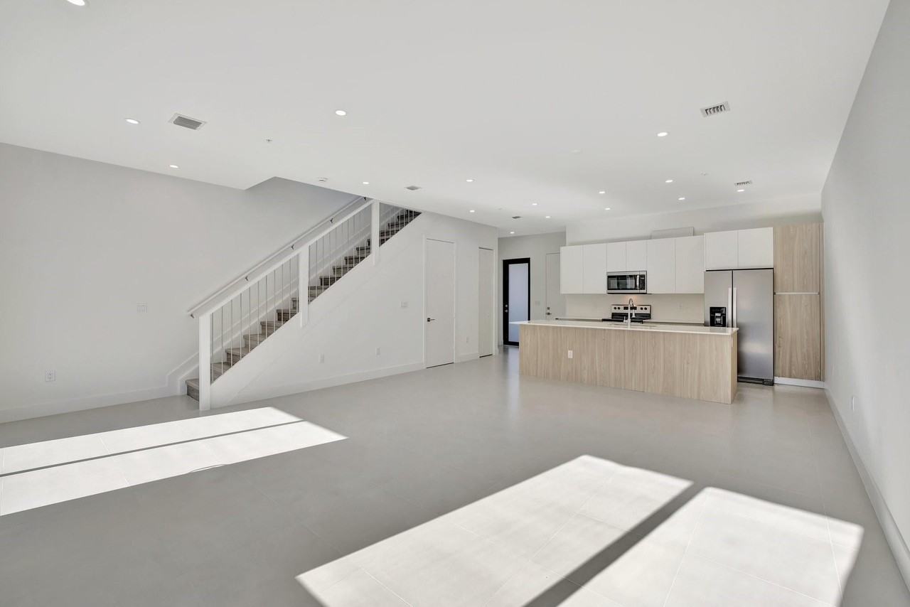 4208 Northeast 7th Terrace - Photo 6 of 22