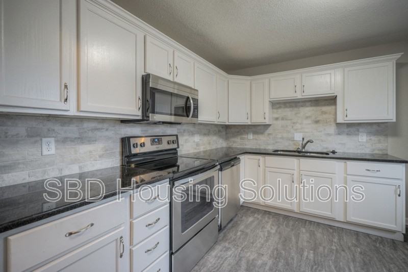 7300 E 86th St - Photo 2 of 7