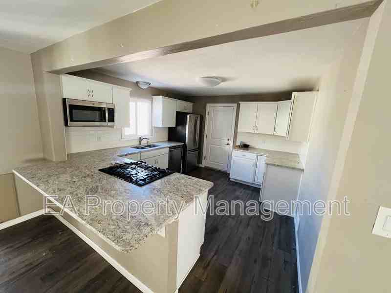 7201 Mountain Rd Ne - Photo 3 of 17