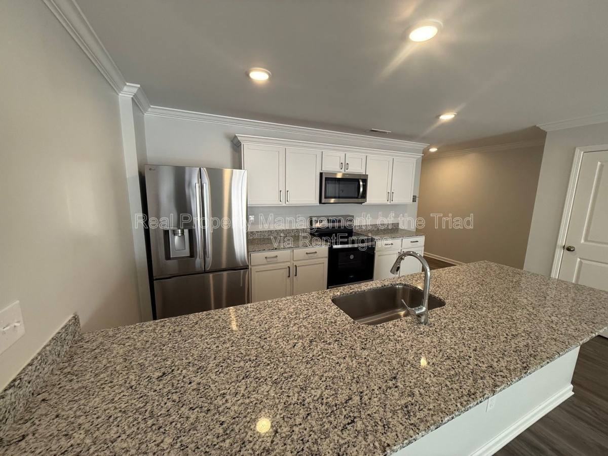 108 Spain Dr - Photo 3 of 10