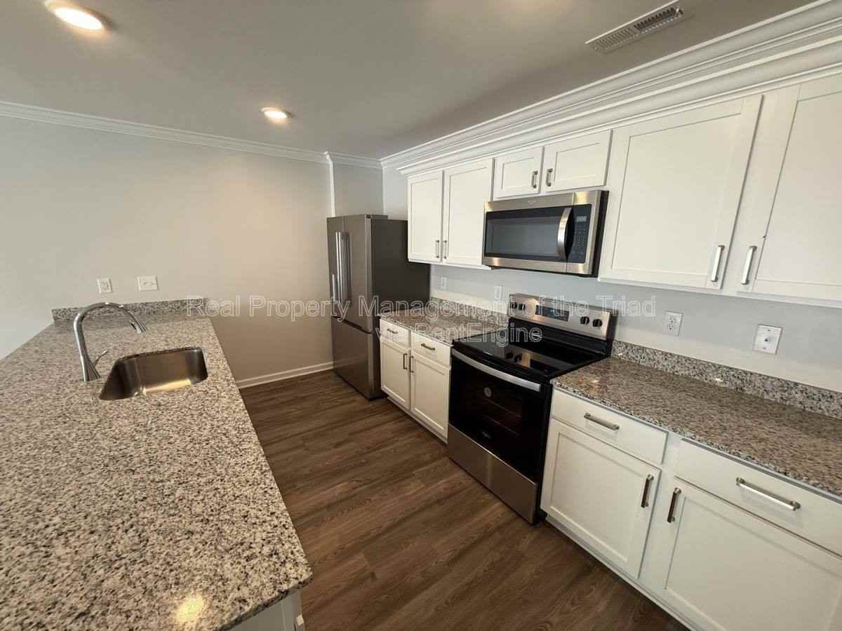 108 Spain Dr - Photo 4 of 10