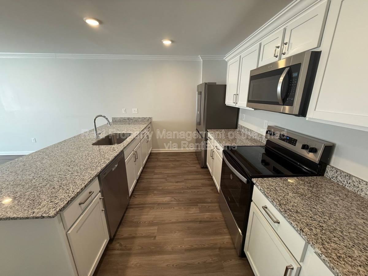 108 Spain Dr - Photo 5 of 10