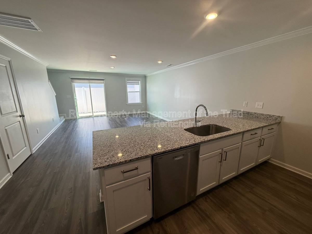 108 Spain Dr - Photo 6 of 10