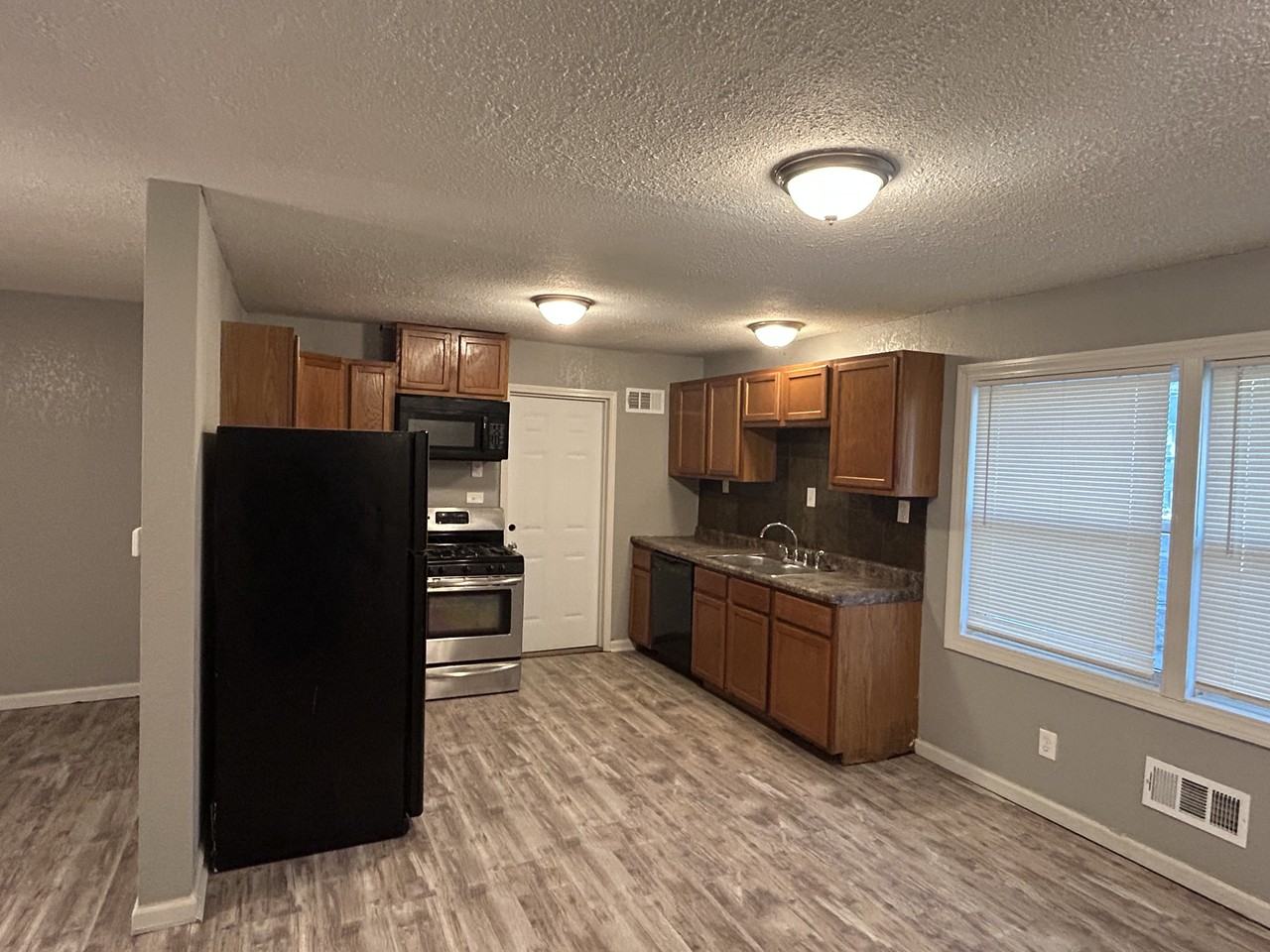 7403 E 109th Ter - Photo 3 of 12