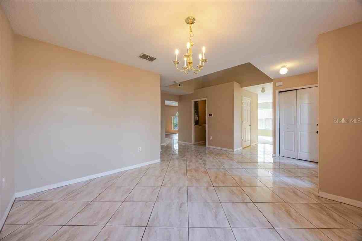 163 Jocelyn Dr - Photo 4 of 30